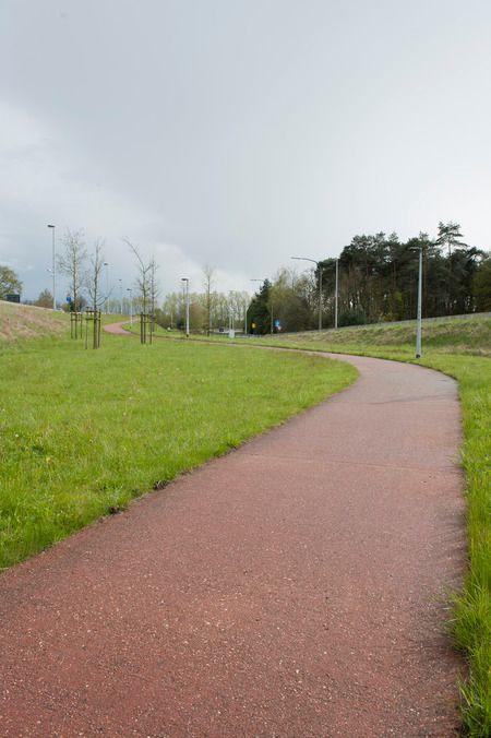 fietspad gewenst is, dan kan de toplaag gekleurd worden door gebruik te maken van pigmenten, eventueel kleurondersteunende granulaten en/of een kleurloos synthetisch bindmiddel.