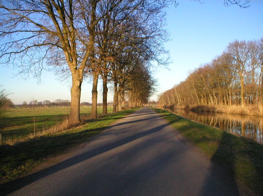 Kanaaldijk-West In dit alternatief blijven de fietsers, voetgangers en de bewoners van de cluster woningen bij de Zandbelterbrug gebruik maken van het oude tracé van de Spanjaardsdijk.