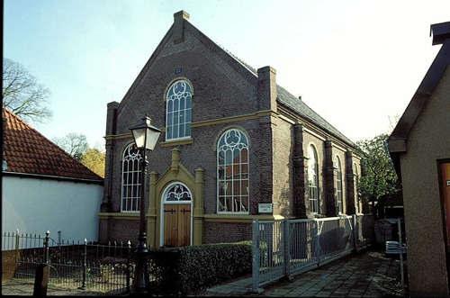 226 Redengevende omschrijving: De in 1875 gebouwde kerk is gelegen midden in het centrum van Wolvega aan de Hoofdstraat West. Aan de achterzijde van de kerk is een woning geplaatst tegen het koor.