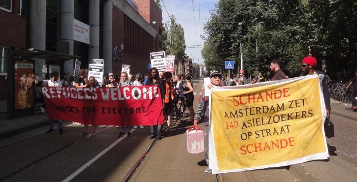 De demonstratie begint. Een sambaband zorgde voor een swingende strijdbare sfeer.