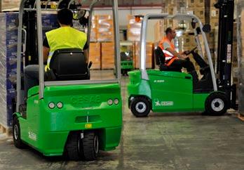 Keuze uit 3 of 4 wielen Met keuze uit een elektrische vorkheftruck met 3 of 4 wielen voorzien de CESAB B300 en de CESAB B400 48 volt vorkheftrucks in de behoeften van elk bedrijf.