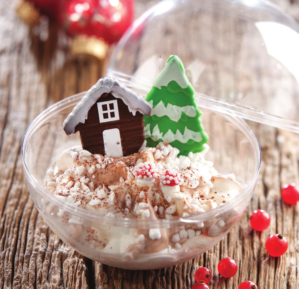 Gegarneerd met chocolade kerstbal, suiker strooisterretjes, rode bessen en een chocolade decoratie.
