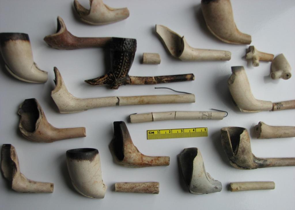 Langs het kanaal Roeselare-Leie zijn een 20-tal fragmenten van Muylle-pijpen gevonden waarvan