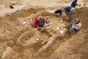 van een middeleeuwse boerderij. Tijdens de opgraving van één van de Romeinse graven werd een zeer opmerkelijke vondst gedaan.