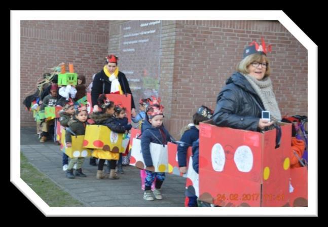 Later kwamen alle klassen in de gymzaal bij elkaar, waar vrolijk carnaval gevierd kon worden. Al met al was het weer een gezellige feestelijke morgen.