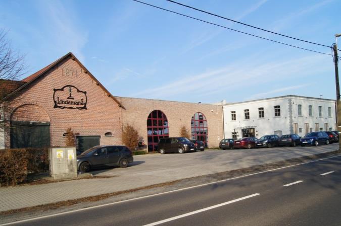 De gebouwen van de brouwerij palende