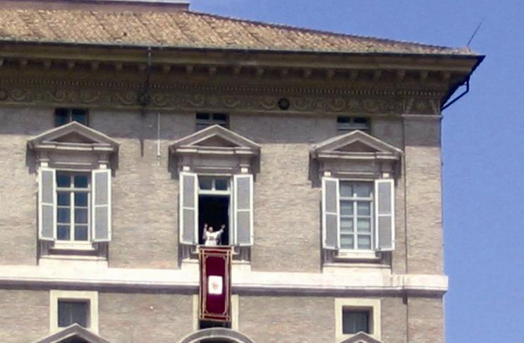 Opgave 12 Paus zegent christenen Op het balkon van zijn woning aan het Sint-Pietersplein zegent de