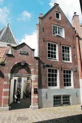 Het oude, in 1907 gerestaureerde poortje aan de Twee houten huizen die Amsterdam nu nog heeft, Begijnensloot dateert uit 1574. Is gebouwd tussen 1450 en 1500.