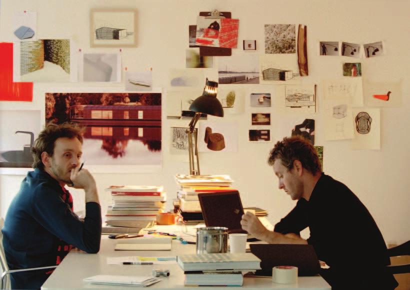 Wij willen meubelen maken die zich aanpassen aan de mens en niet andersom. Ronan en Erwan Bouroullec Ronan & Erwan Bouroullec hebben sinds 1999 samen een designstudio in Parijs.
