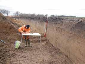 Een uitzonderlijk grote klus Graven op het tracé van de rondweg HARRY BENSCHOP Begin maart is gestart met het archeologisch onderzoek op het tracé van de omleidingsweg rond Baarle.