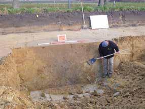 van archeologische verwachtingskaarten. Een vroegmiddeleeuwse huisplattegrond wordt onderzocht. situ bewaard konden blijven, op de plek zelf laten liggen dus.