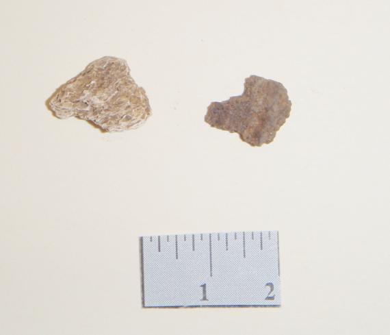 In boring 232 zijn twee fragmenten grijsbakkend aardewerk met zandmagering aangetroffen (zie afbeelding 6). In het grootste fragment is ook houtskool meegebakken.