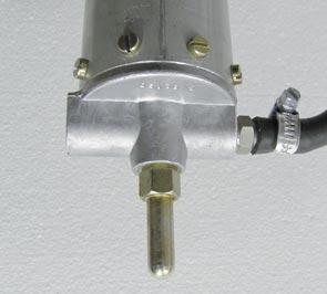Handpomp met verbindingsstuk en klembeugel voor een snelle montage op een drievoet of voertuigbevestigingsset. 3 6 Luchtaflaatventiel. TF 100 P-Serie mast modellen Model Cat. Nr.