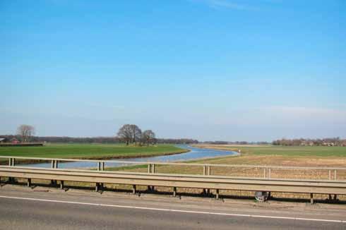 INLEIDING Nederland bestaat voor een belangrijk deel uit rivierlandschappen. Landschappen ontwikkelen zich door de tijd heen. En met het landschap verandert ook onze visie daarop.
