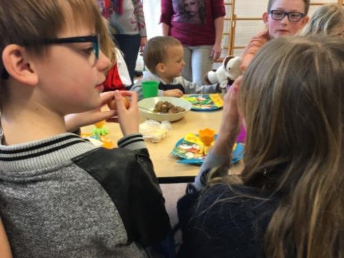 De lente staat voor de deur. Dat is ook goed te zien in de klas. De plantjes groeien elke dag een beetje groter.