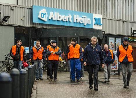 1p 4. Welk voorbeeld is een collectief goed? A. Een maaltijd in een restaurant B. Een lantaarnpaal C. Een potlood D. Een particuliere parkeergarage 1p. 5.