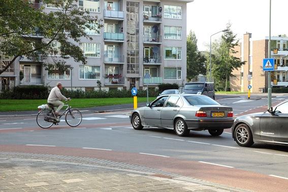 Situatie: Onveilige oversteekplaats in bocht, slecht zicht, hard rijden.