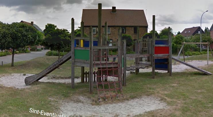 stalen of metalen constructie; speeltoestel voor kinderen lagere school; ondergrond gras of zand (wordt aangelegd door eigen diensten); een plaatsbezoek