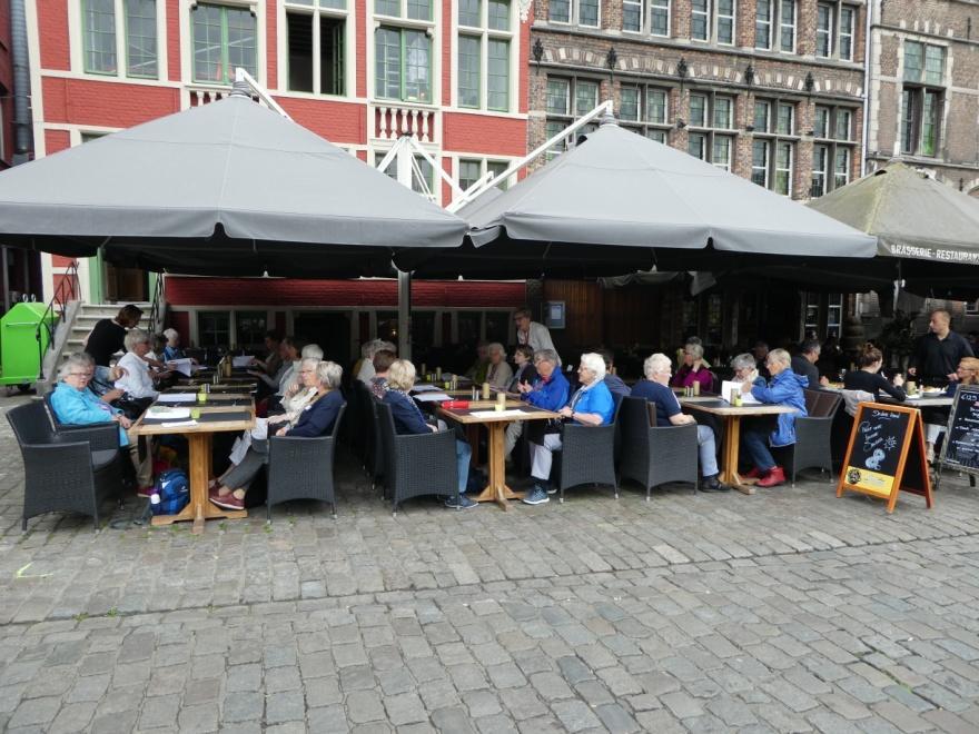 Er waren al panelen klaar en die hebben we later gezien in de Sint Baafskathedraal. We hebben weer heel gezellig met z n allen geluncht en daarna nog een ritje met een paardentram door de stad.