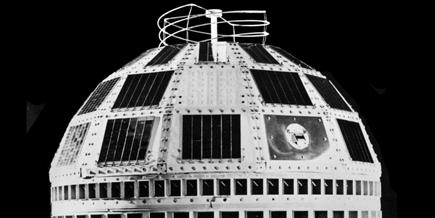 Opgave 5 Telstar satelliet De Telstar satelliet was de eerste satelliet die figuur 1 op 23 juli 1962 televisiebeelden uitzond vanuit de Verenigde Staten naar Europa.