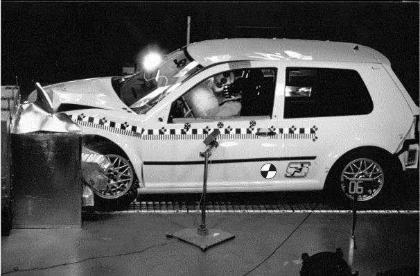 Opgave 4 Botsproef In een botsproef wordt de veiligheid van een auto getest door deze auto op een muur te laten botsen. De auto wordt daarbij van diverse kanten gefilmd.