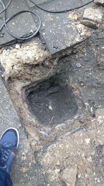 Er wordt afgegraven tot 40 cm onder het huidig maaiveld (=betontegel). Ondergrond: inert materiaal, mechanisch te verwijderen. Het puin wordt afgevoerd volgens artikel 10.43.