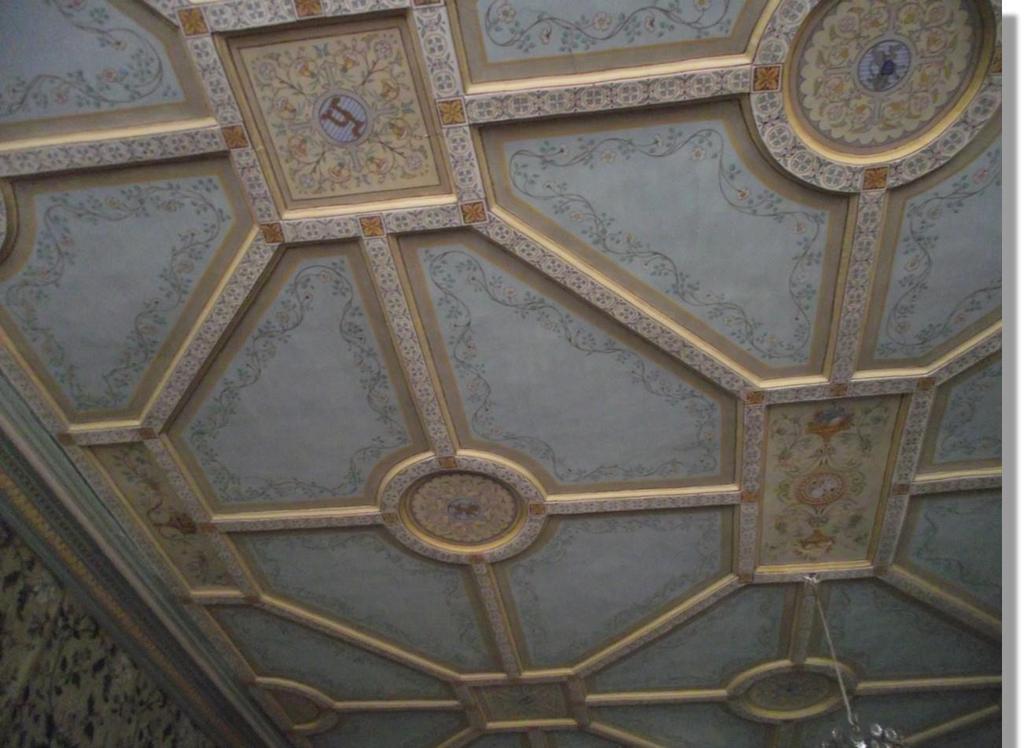Het plafond van de Witte Kamer was eerst wit, maar is 140 jaar geleden beschilderd.