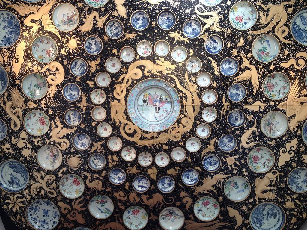 Dit is een plafond! Als je tijdens je bezoek gaat tellen zie je hele oude Chinese borden.
