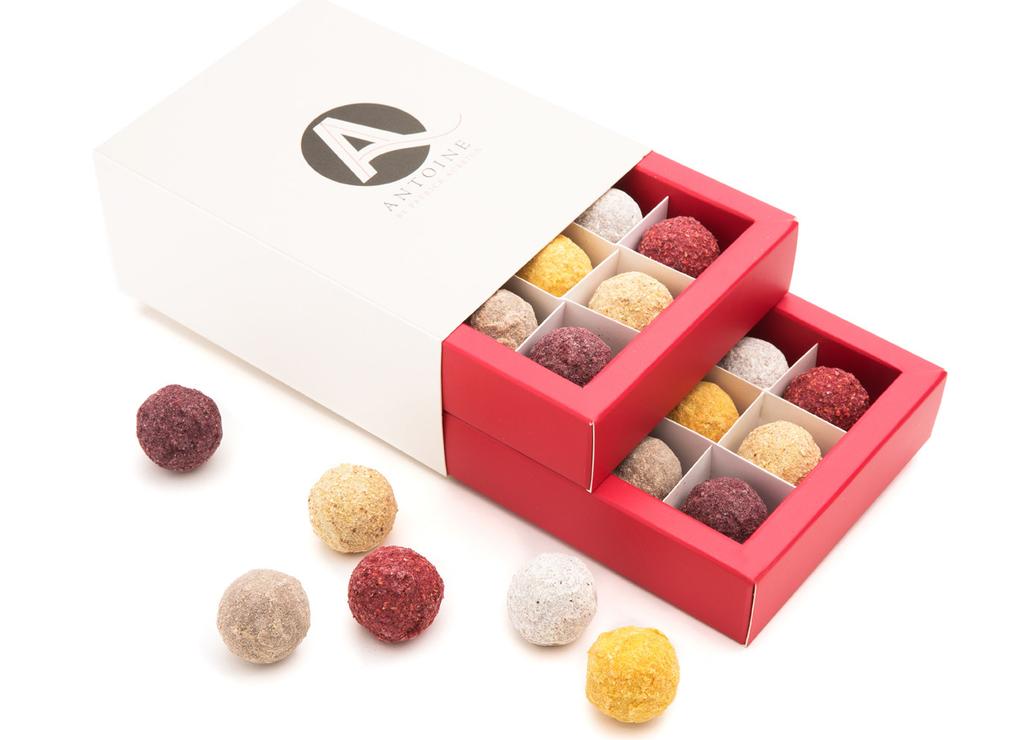 DOOSJE 12 TRUFFELS - FRUITIG Een assortiment van 12 truffels (2 x 6 fruitige vullingen) verpakt in een luxe doosje.