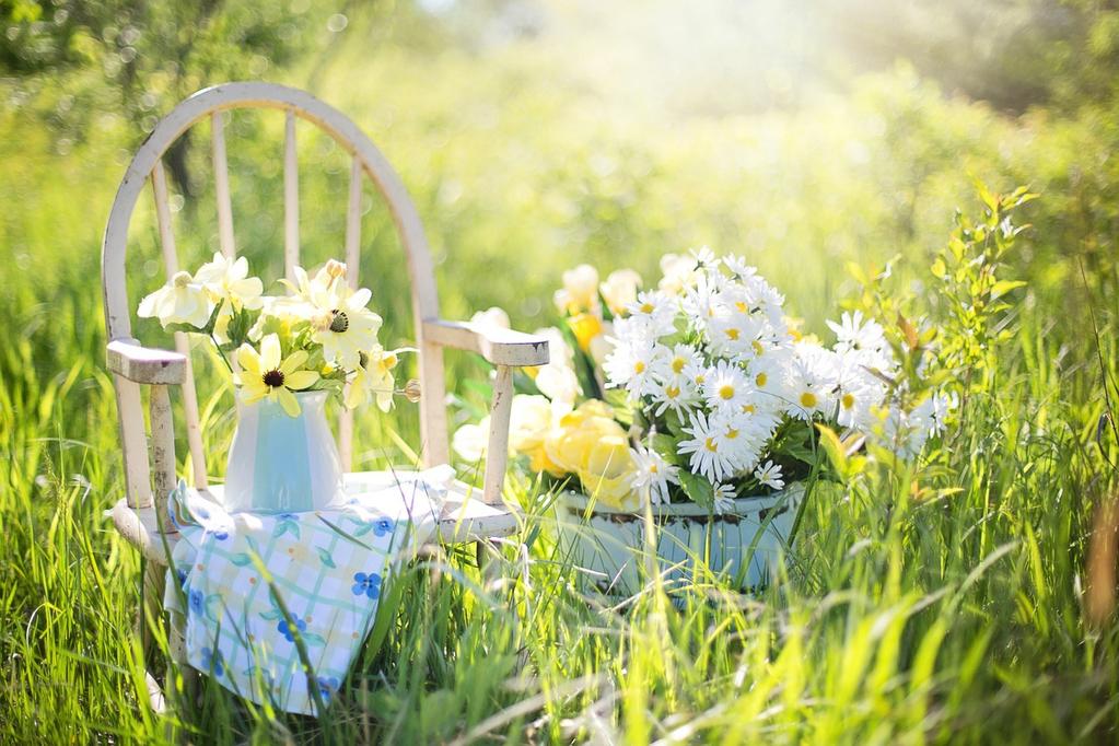 S U M M E R T I M E S U M M E R T I M E De zomer staat voor de deur. Heerlijke barbecues met vrienden, cocktails in de tuin, zwemmen, dagje aan zee, vakantie. Heerlijk genieten dus.