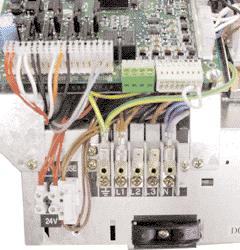 De koelunit kan alleen koelen. Maar wanneer de regeling van de Aquasnap Junior op een verwarmingsketel wordt aangesloten, kan hij zowel de verwarming als de koeling aansturen.