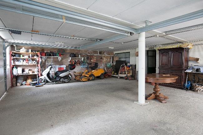 Hier treft u ook een dubbele garage aan met twee brede