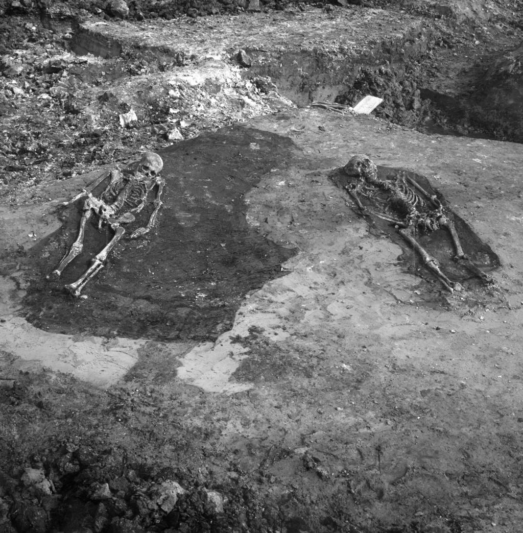Fig. 1-3 Twee graven uit de midden-romeinse