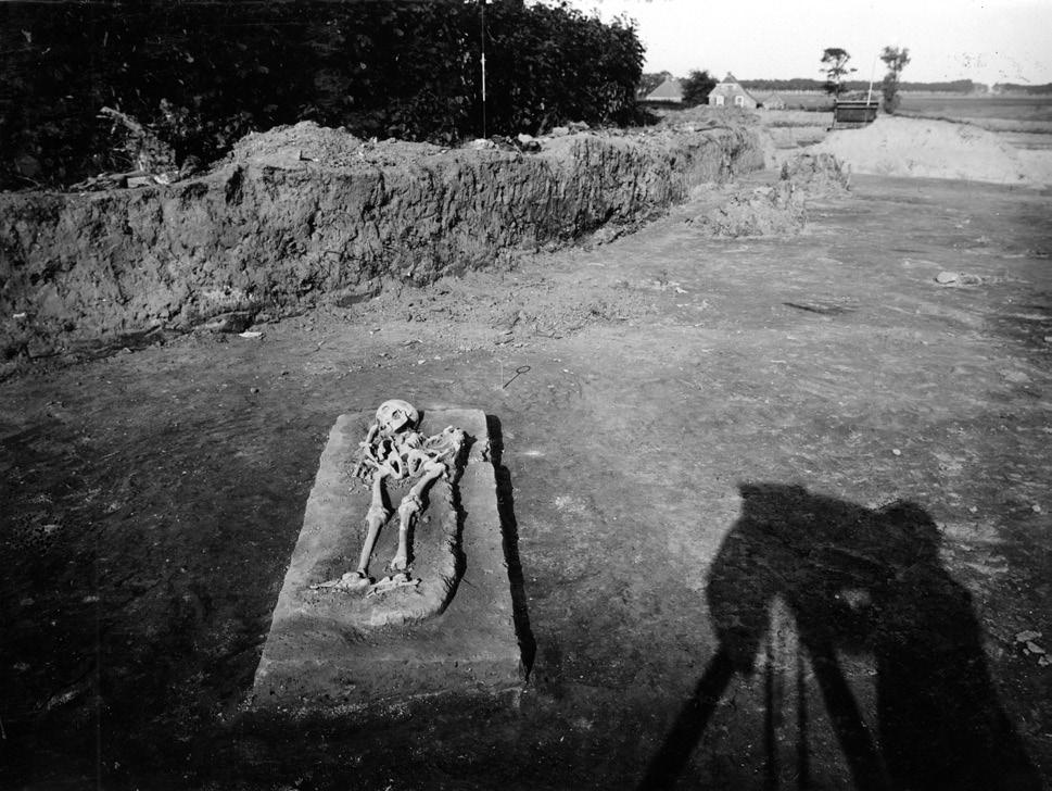 Nieuwhof Fig. 4 De opgraving van het pad rond het kerkhof in 1931. Twee graven zijn blootgelegd.