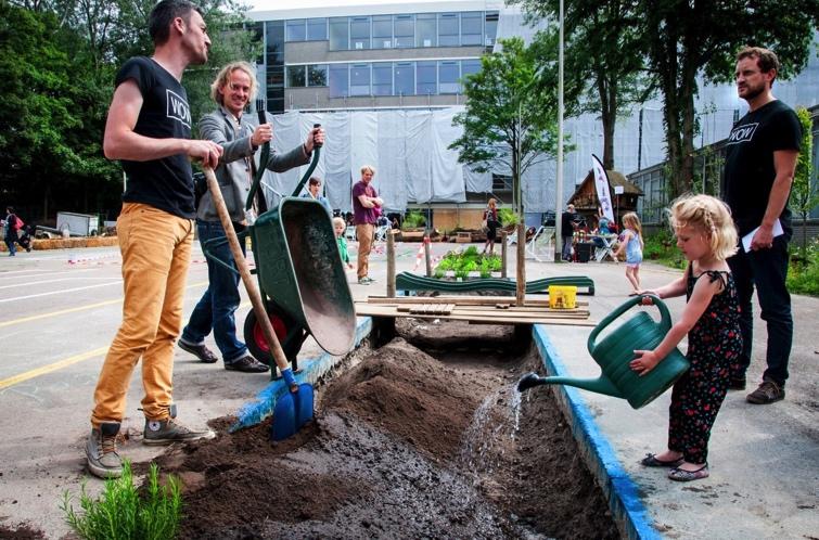 Samen met de bewoners: Tegels eruit groen erin - Amsterdam