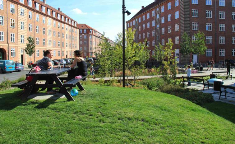 Picknicktafel met kruiden Taesinge plads Kopenhagen: picknicken en