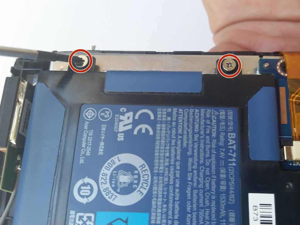 Stap 5 Schroef de 4 mm schroeven rond de batterij.