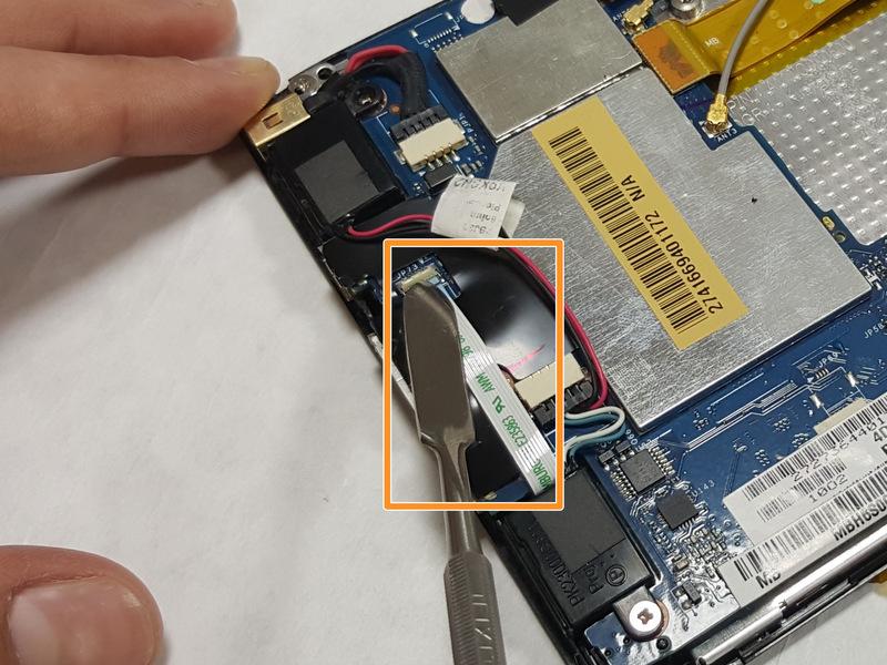 Gebruik de tip van een spudger of openingsgereedschap om de kleine scharnier op de connector op te tillen en te draaien.