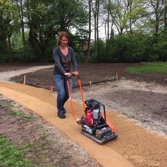 Zo hebben studenten Loonwerk onder leiding van studenten Tuin, Park en Landschap de contouren van de wandelpaden met een kraan