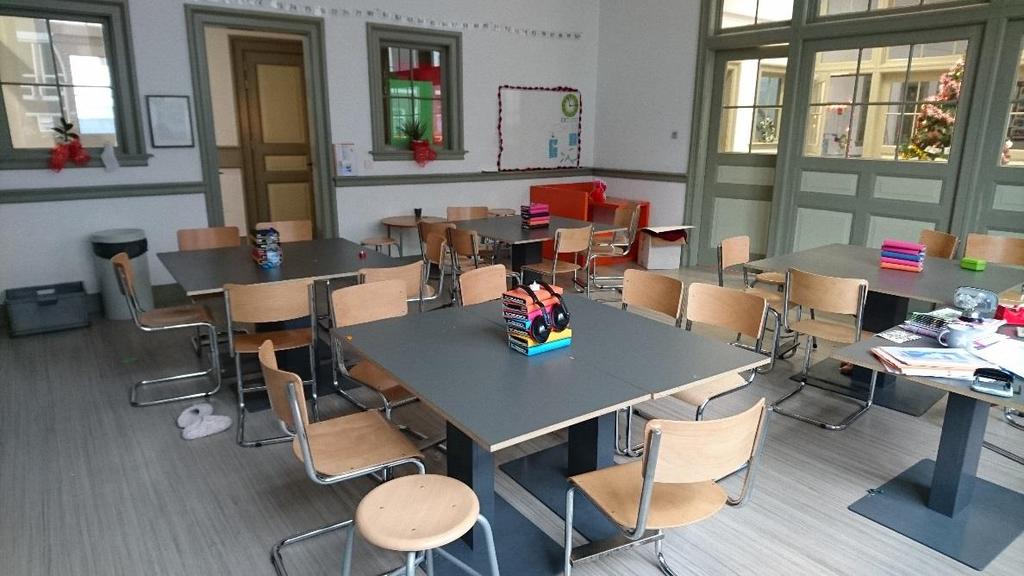 Het klaslokaal In het klaslokaal zijn werkplekken flexibel. Voor klassikale activiteiten hebben de leerlingen een vaste plek aan een vast groepje.