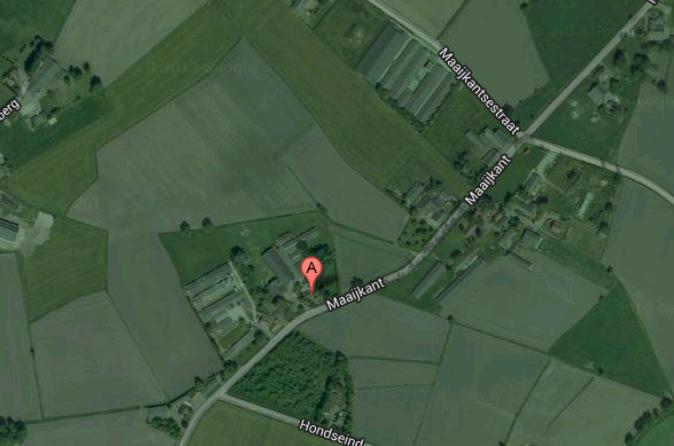 Op onderstaande luchtfoto is duidelijk te zien hoe de ligging van de woning Maaijkant 5 ten opzichte van de veehouderij Maaijkant 3/3a en de