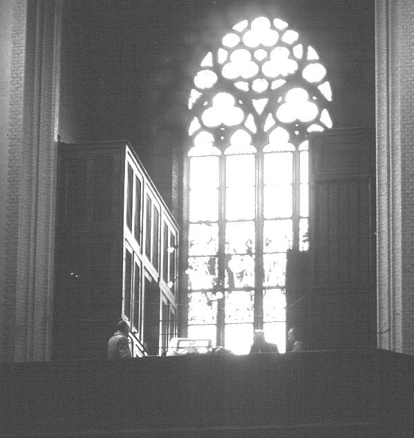 Afb. 6 - Het orgel in 1982 in Groningen met bezoek uit Beckum; rechts de