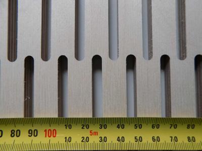 Lengte sleuf ca. 64 mm, breedte sleuf ca. 5,5 mm, percentage open ca.