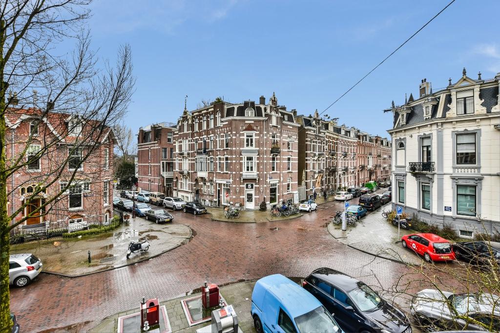 Property Description Details woning Omschrijving: HOOGWAARDIG EN COMPLEET GERENOVEERD TWEEKAMER HOEKAPPARTEMENT (GESTOFFEERD) VAN 59 M2 (BVO 69 M2) MET EEN LUXE KEUKEN EN BADKAMER, VLOERVERWARMING EN