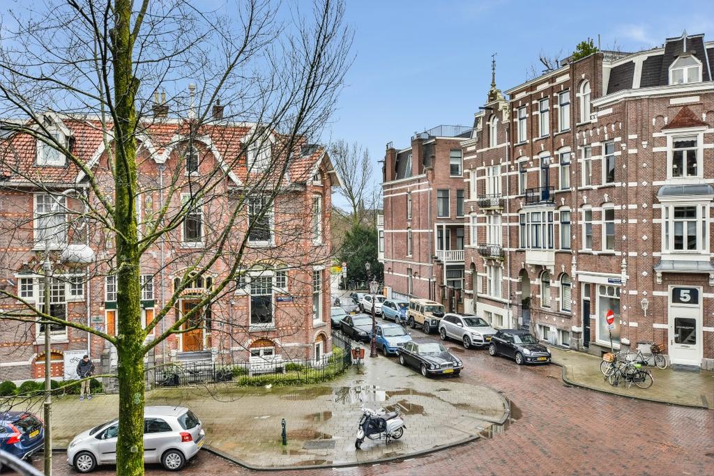 Bij de onlangs uitgevoerde renovatie is het geheel opnieuw opgebouwd waarbij de woning voorzien is van nieuw leiding- en elektrawerk en een cv-installatie; gestuukte en geschilderde wanden en