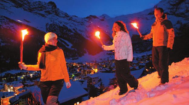 Iedere donderdagavond is er bijvoorbeeld de Walliser Berghüttenzauber : een fakkeltocht langs afgelegen berghutten, uiteraard inclusief een traditioneel kaasfondue.