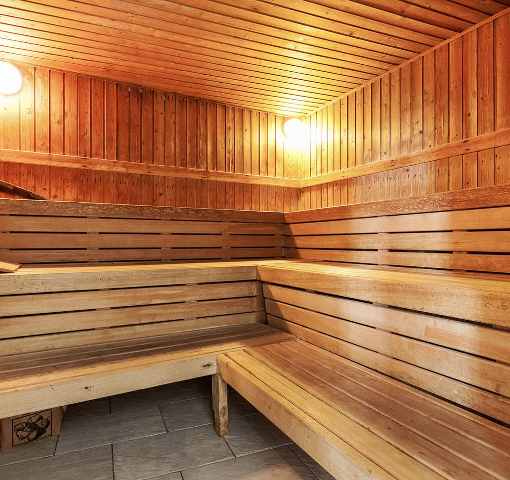 Het pand is voorzien van vele luxe, zoals een zwembad met jetstream, Turkse sauna, zonnebankruimte en doucheruimte met 3 douches bij het