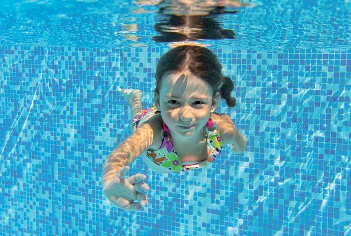 Het voordeel hiervan is dat de kinderen de zwemonderwijzer leren kennen en de kinderen vertrouwd raken met hun lesgever. Er vindt dan ook een betere regelmaat voor u en uw kind plaats.