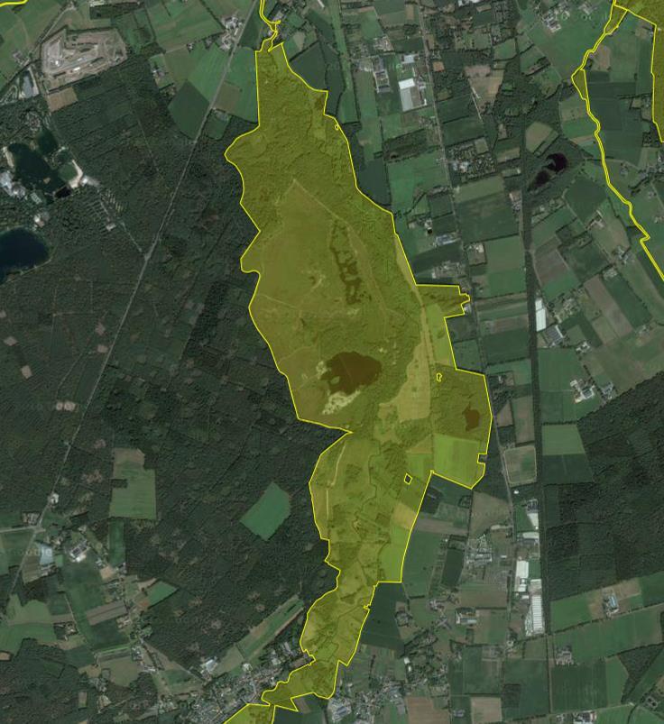 Figuur 1: Globale ligging fietspad (rode lijn). Geel gearceerd is (onderdeel van) Natura 2000-gebied Leenderbos, Groote heide & de Plateaux. 1 Opening CT heet iedereen welkom bij dit overleg.