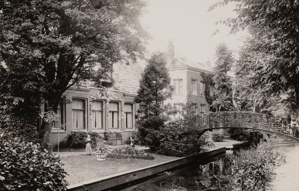 Het huis met de IJzeren Brug aan de Hoogstraat 15 in Koog aan de Zaan. Rechts de pastorie van de Doopsgezinde Gemeente.